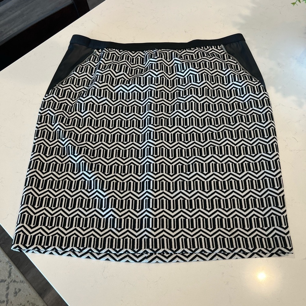 Rafaella Comfort Modern Tapestry B&W Pattern Skirt size 2